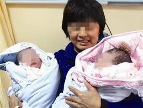 「滾回娘家坐月子」！  生雙胞胎女兒，被強勢婆婆嫌棄，第二天爸媽「開豪車來接」婆婆含淚求原諒
