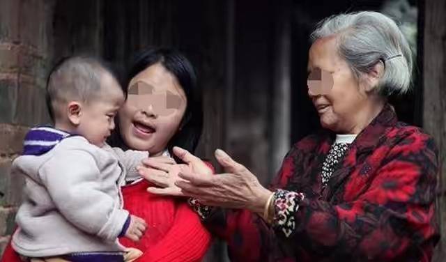 「滾回娘家坐月子」！  生雙胞胎女兒，被強勢婆婆嫌棄，第二天爸媽「開豪車來接」婆婆含淚求原諒